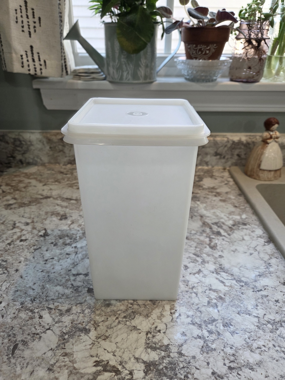 Tupperware #1314-3 Saltine Cracker Keeper with #1315-7 Lid EUC Cottagecore